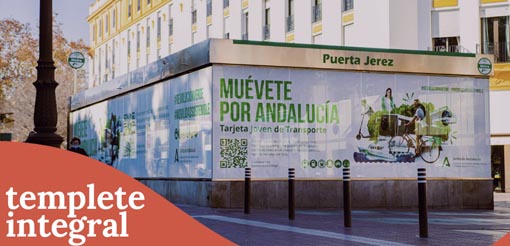 Publicidad en el exterior de la estación de metro en Sevilla